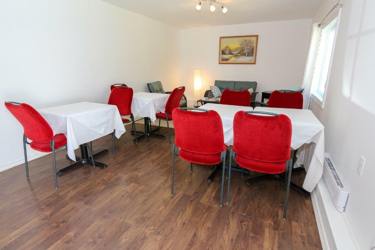 Crysler Cedar Drive Inn מראה חיצוני תמונה